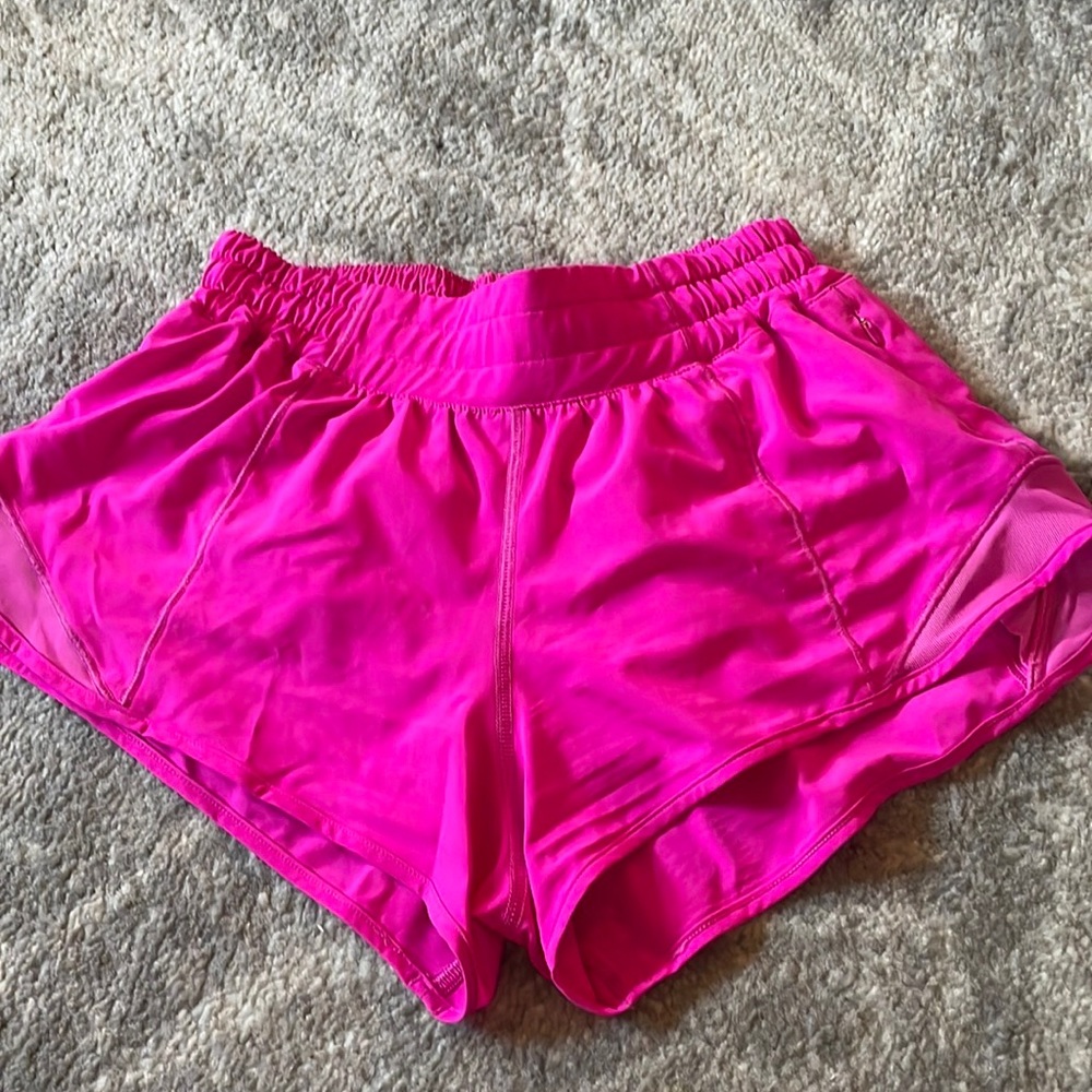 Lululemon 2.5” hotty hot shorts in SONIC PINK